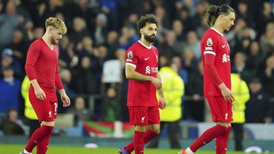 ليفربول يتلقى هزيمة قاسية أمام إيفرتون تبعده عن صراع صدارة الدوري الإنجليزي