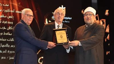 محافظ بورسعيد يكرم أسرة الراحل المبتهل 