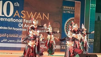 السمسمية والأراجيد والتنورة تبهر جماهير مهرجان أسوان الدولي في يومه الثاني