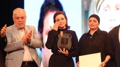 ريهام عبد الغفور تُنهار بالبكاء في حفل تكريم والدها