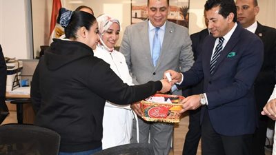 وزير الشباب والرياضة يُعلن اسم الفائزة بقرعة مسابقة 