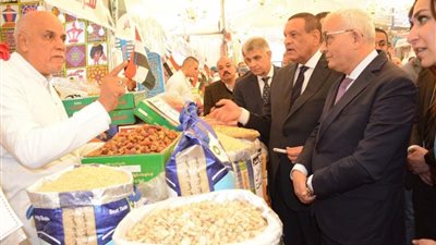 وزيرا التنمية المحلية والتعليم يتفقدان معرض 