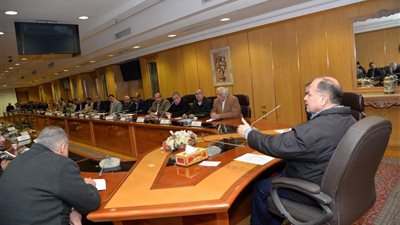 لمواجهة مخاطر الأمطار خلال موسم الشتاء.. محافظ أسيوط يعقد اجتماعًا عاجلًا