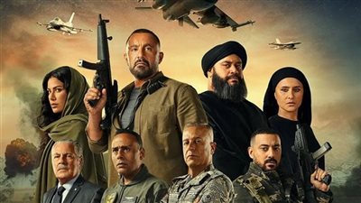كريم فهمي يروج  للبوستر  الدعائي لفيلم 