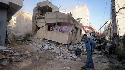 قوات الاحتلال تدمر مبنى سكني بحي الرمال في القطاع