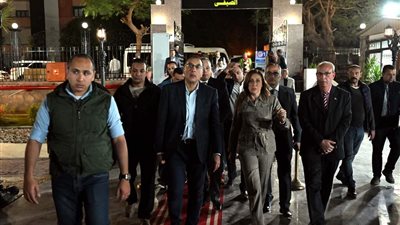 رئيس الوزراء يتفقد مسرح 