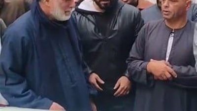 انهيار الفنان أحمد عبدالله أثناء تشييع جثمان والده