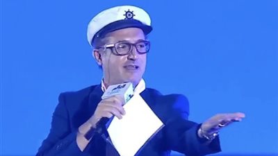 بقبعة بحار.. شريف مدكور يُقدم حفل تامر حسني بمهرجان العلمين