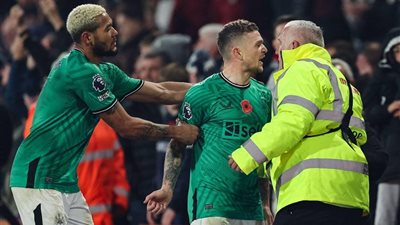 تريبير يكشف: ماذا حدث بينه وبين مشجع نيوكاسل بعد الخسارة الأخيرة؟