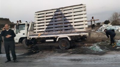 تكدس مروري بالطريق الزراعي بسبب تحطم سيارة محملة بالزجاج