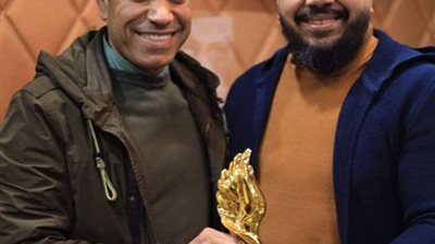 سامح حسين ينال جائزة الأفضل من الإذاعي شادى محمد