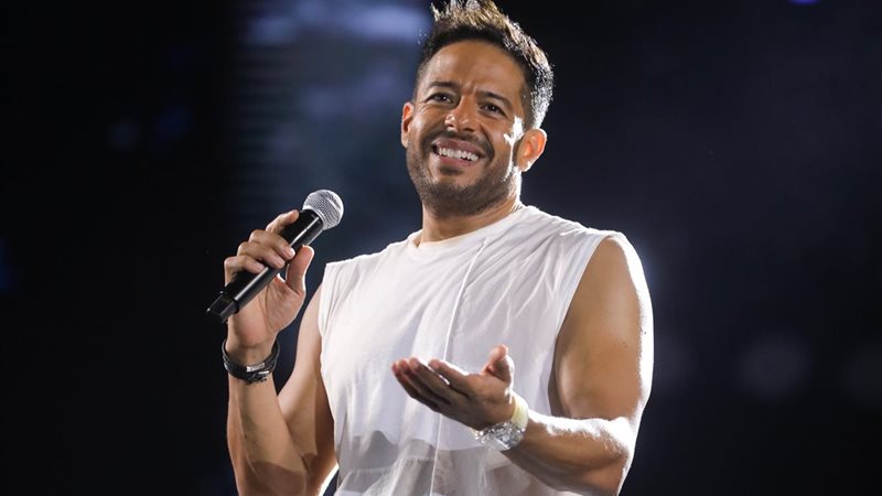 380845-محمد-حماقي-يحتفل-باغانية-الجديد-في-الساحل-الشمالي--(