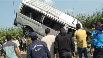 اختلال عجلة القيادة السبب وراء سقوط ميكروباص في ترعة المريوطية