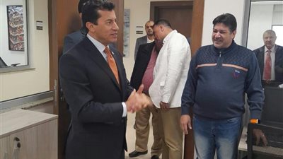 وزير الرياضة يتابع سير العمل داخل ديوان الوزارة بالحي الحكومي