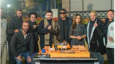 محمد رمضان يشارك فريق عمله الاحتفال بفيلم هارلي