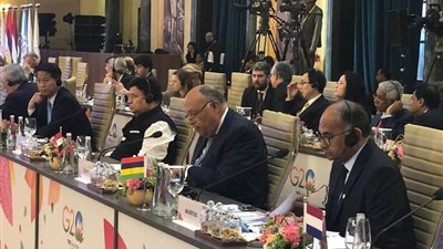 وزير الخارجية يبحث مع نظيره البريطاني مستجدات الأوضاع على الساحتين