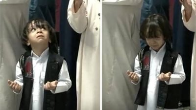 متأثرًا بدعاء السديس.. طفل يبكي في صلاة الترويح بالحرم المكي