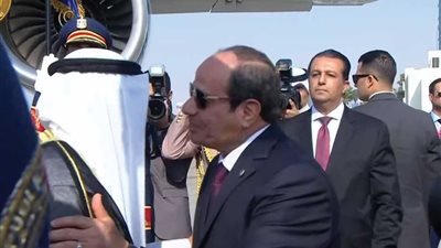 السيسي يستقبل أمير الكويت بمطار القاهرة الدولي