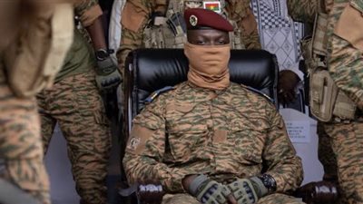 طرد الفرنسيين من البلاد.. تعرف على قصة أصغر زعيم بالعالم