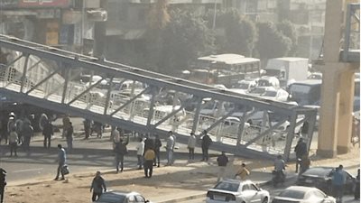 زحام وتكدس مروري جراء سقوط جزئي بكوبري مشاة في المهندسين (صور)