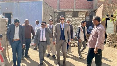 فريق النيابة يُعاين موقع سقوط عمود إنارة علي طفلة بأسوان.. صور