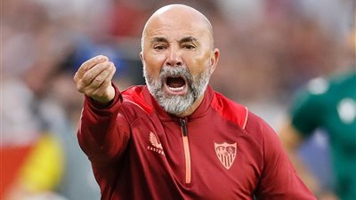 بعد النتائج الكارثية .. إشبيلية يُقيل سامباولي ويُعين مينديليبار