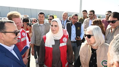 وزيرة التضامن تتفقد مركز الخدمات اللوجستية للهلال الأحمر المصري في رفح