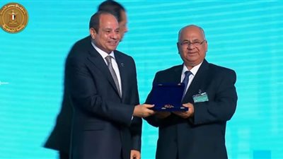 بالأسماء.. الرئيس السيسي يكرّم عمال مصر المتميزين بالشرقية