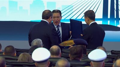 اتحاد العمال يهدي الرئيس درعاً تذكارياً