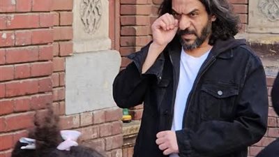 الحزن يُسيطر على ملامح بهاء سلطان أثناء تشييع جثمان حماه