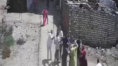 سحلها وتحرش بها.. شاب يتعدي على فتاة وسط الشارع فى المرج.. ما القصة؟