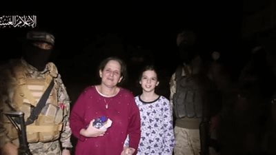 «كتائب القسام» توثق لحظة تسليم الدفعة الثالثة من المحتجزين (فيديو)