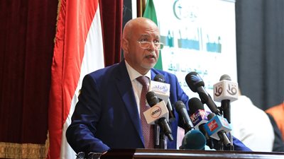 حازم الجندي يبدأ كلمته بالوقوف دقيقة حداد علي أرواح شهداء غزة