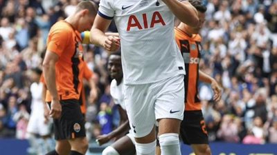 جماهير توتنهام توجه رسالة إلى هاري كين خلال اللقاء الودي