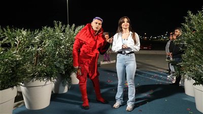 بالجينز والقميص الأبيض.. الراقصة جوهرة بإطلالة جذابة مع رامز