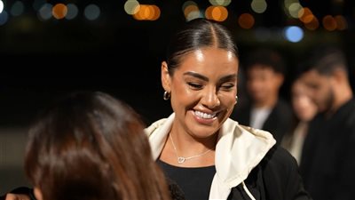 بلوك غير تقليدي وتسريحة جينفر لوبيز.. إطلالة الراقصة بدرة مع رامز 