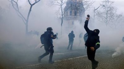 السجن 10 أشهر لفرنسى ألقى مقذوفات حارقة على الشرطة