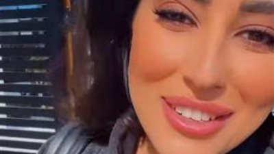 بجاكيت برتقالي وبنطلون أسود.. إطلالة أيتن عامر مع رامز جاب من الآخر