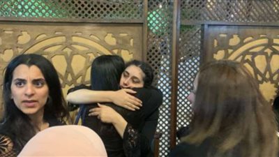 “لم تتحمل الصدمة”.. ريم أحمد تتعرض للإغماء في عزاء والدتها