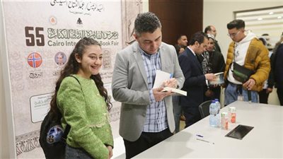 توافد الزوار على حفل توقيع أعمال عمرو عبد الحميد 