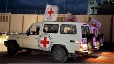 حماس تسلّم الصليب الأحمر المحتجزتين الإسرائيليين وسط غزة