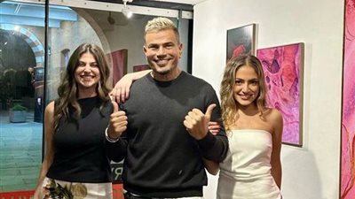 كنزي دياب تطلق معرضها الفني في لندن بدعم والدها عمرو دياب