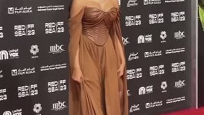 دينا الشربيني تخطف الأنظار بإطلالة أنيقة في افتتاح مهرجان البحر الأحمر السينمائي