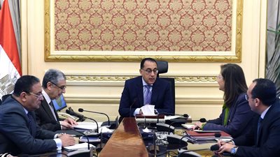 رئيس الوزراء يحث على تسريع إتاحة التغذية الكهربائية لمشاريع البنية التحتية