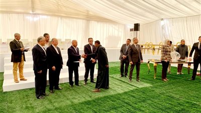 تسليم دفعة أولى من عقود المساكن الجديدة كتعويض للمتضررين من مسار القطار بحلوان