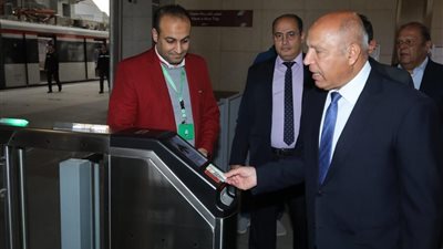 بالصور..وزير النقل في جولة تفقدية بمشروع القطار الكهربائي الخفيف “LRT”