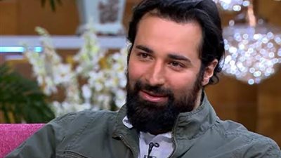 أحمد حاتم في أحداث ظهور له بـ رفقة إبنه.. شاهد