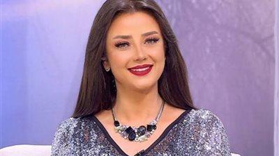 بالطو أبيض ومكياج هادئ.. رضوى الشربيني تفاجئ معجبيها بإطلالة هادئة ومميزة