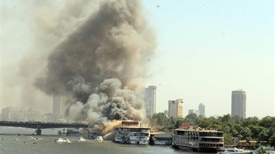 تحويلات مرورية بالجيزة وإخلاء العاملين في مركب أمريكانا السياحي بعد اشتعال النيران