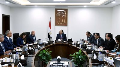 رئيس الوزراء يستعرض إجراءات تعظيم تجارة الترانزيت وإعادة التصدير